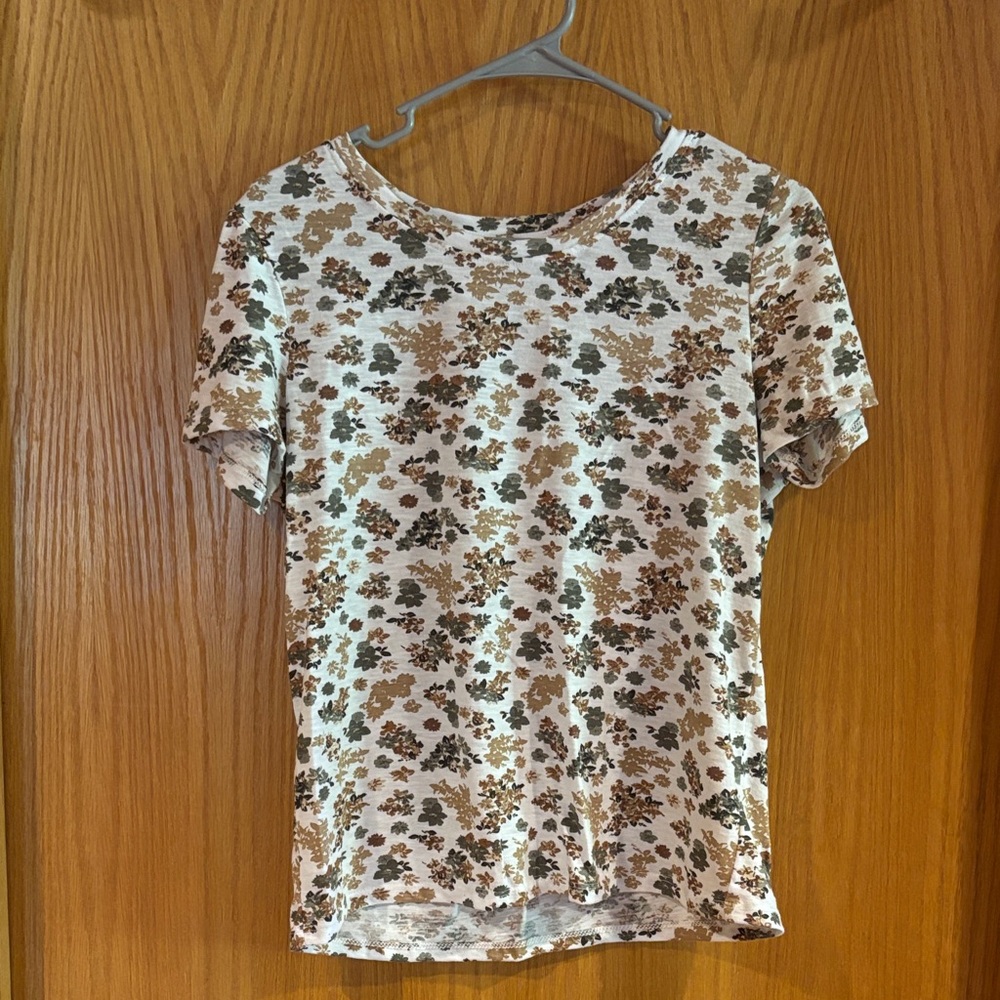 cg•l•cg brand, white with earthy tone flower print shirt
Size M